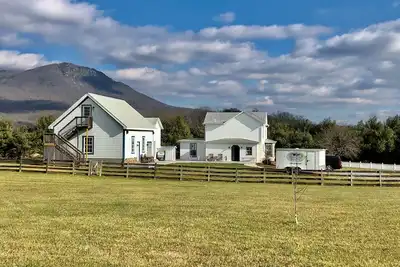 Image de Charming Gingerbread House. Awesome mountain views near to Snp and Skyline Dr.
