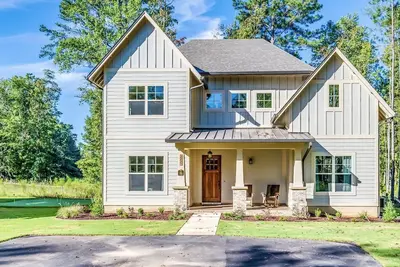 Image de New, On-Site, Overlooking the Lake Golf Course @ Grand National