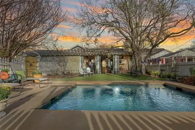 Image de {Waddill Cottage} Historic Downtown McKinney charming Craftsman with pool
