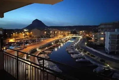 Image de 3Bedroom apt with stunning Canal and Mountain views. 2 mins walk to Arenal Beach