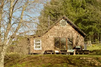 Image de Cozy little house surrounded by fruit trees in a private condominium.