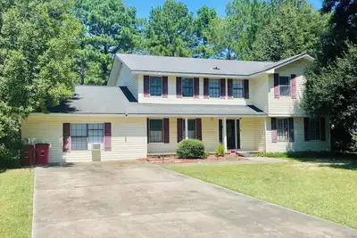 Image de Large Home with A Pool & Four Bedrooms