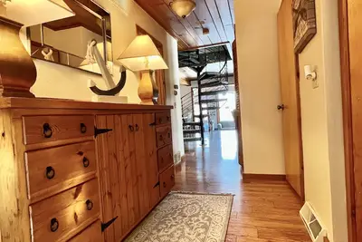 Image de Cozy lake house with a hot-tub! !