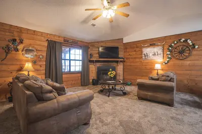 Image de Cabin F at Safe Harbor Brady Mountain on Lake Ouachita!