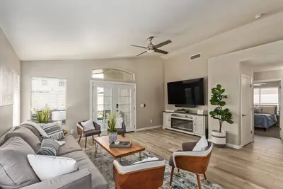 Image de Paradise living with Putting Green!