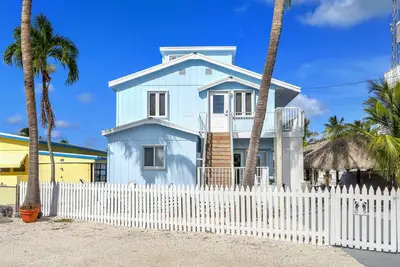 Image de Newly renovated and spacious canal front Tavernier home with almost 60’ of dock.