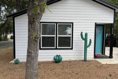 Image de New Lovely Lockhart Home with a Lawn
