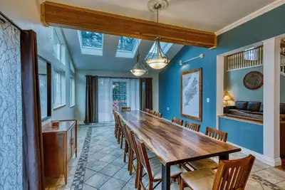 Image de Grandeur Gathering Luxurious retreat with hot tub