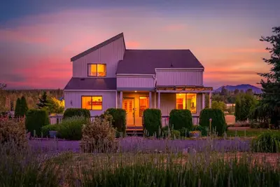 Image de Farmhouse · Peaceful Farmhouse with Mountain Views & Hot Tub