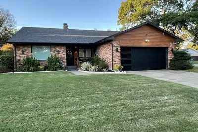 Image de Stunning Remodeled Home, Minutes from Downtown (pet-friendly)