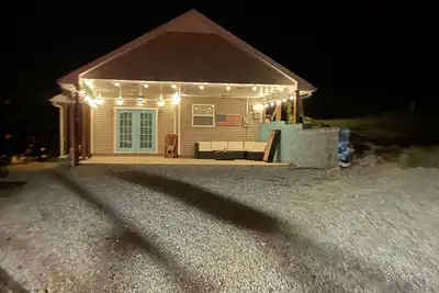 Image de Cozy lake house located within walking distance of the Ky lake!
