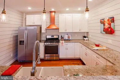 4 Bedroom 4 Full Bathroom Near Downtown with Free parking