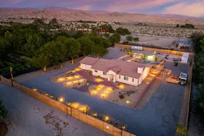 Image de Desert Moon: Fenced  Private Acre with Cowboy Pool, Spa, Sauna and Hammocks