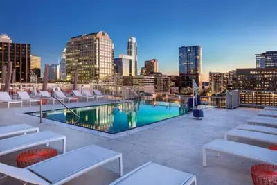 Image de Studio/Austin - Rooftop Pool, Bbq!
