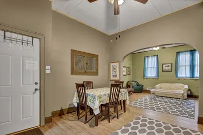 Image de Charming Upstairs Apartment in The Center of Town