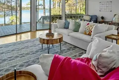 Image de Your Private Lakefront Retreat