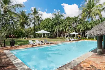 Image de Walk to the beach from Tropical luxury Villa.