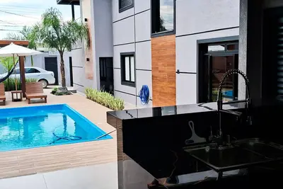 Image de Beautiful Townhouse with 3 suites, Pool and Garage for 4 Cars