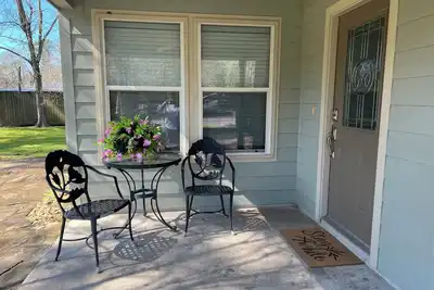 Image de Serenity under the trees! Spacious 2-bedroom, 2-bath; Long Term Stays Considered