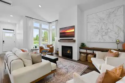 Image de ✨ Modern Retreat Near Schweitzer–Hot Tub, Fireplace, 3 King Beds ✨