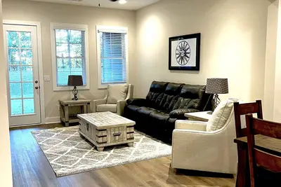 Image de Sec House --sleeps 8 -- An Executive Townhome in Auburn Alabama 3 Br 2. 5 Ba