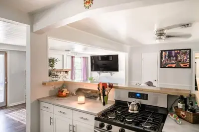 Image de --Low Host Fees-- Minutes to U. T. /Downtown/Domain