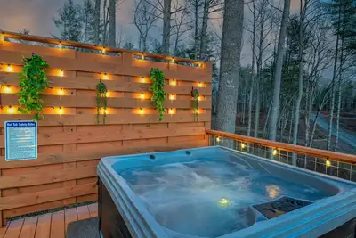 Image de Hot Tub + Game Room Retreat – Sleeps 10 – Price Drop!