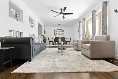 Image de Charming newly renovated and newly furnished 3 bedroom, 3 full bath home within minutes of all of Dallas’ top sights.