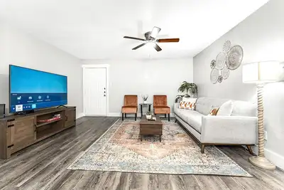 Image de Best of Arlington | Across from At&T and Six Flags