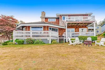 Image de Charming home with amazing ocean views, fireplace, double oven, and washer/dryer