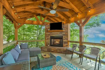 Image de Dog-friendly treetop perch with mountain views, hot tub & outdoor fireplace