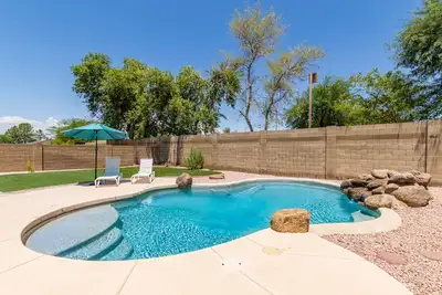 Image de New - Vacation in Poolside Luxury!