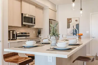 Image de Cozy Condo w\/Ac, 2+1 (Junior) Beds, 15 mins to Yyc