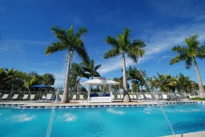 Image de Unwind and Relax! 4 Gorgeous Rooms w/ Balcony and Kitchen | Outdoor Pool + Spa