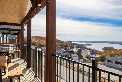 Image de Private Putting Green, Lakeview, Hot Tub, Pools, pool table, Pickelball, Pet Friendly