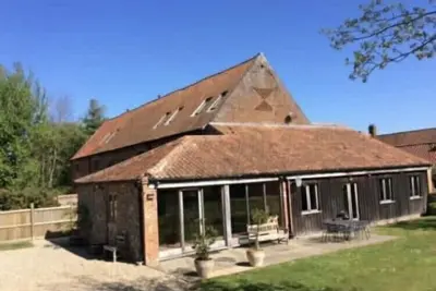 Image de Spacious Georgian barn, traditional oak beams throughout in idyllic countryside.