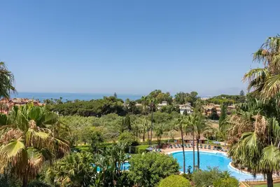 Image de Penthouse élégant à Marbella avec piscines, plages et jardins tropicaux