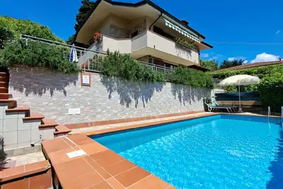 Image de Villa Bellevue Corsanico-piscine privée et parking-facilement accessible-vue mer