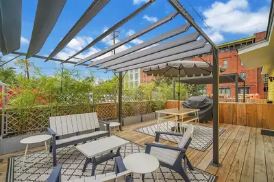 Image de Posh Oasis w/ Amazing Patio, Walk Everywhere by Lucky Savannah