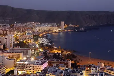 Logement de vacances entièrement rénové \"Los Cristianos, propriété de plage à 2 lits\".