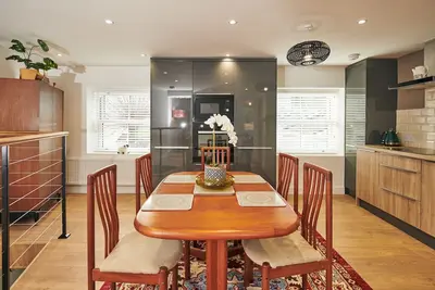 Image de Frogmore, Stylish upside house with stunning sea and castle views