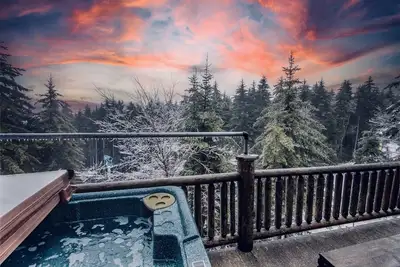 Image de Ski-in and out with private Hot Tub in 5 bedroom house with game/theatre room!