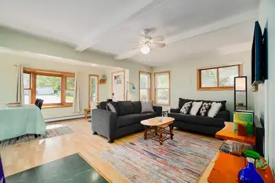 Image de Dog-friendly cottage with fenced yard, firepit, W/D, & WiFi - walkable location