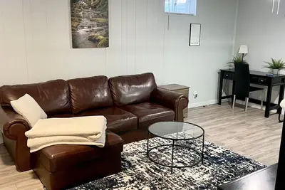 Image de 12 min to Downtown! Child&Pet Friendly, Fully Stocked Kitchen, W/, Back