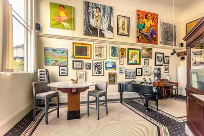 Image de Luxury Living in Historic Bank: Haven of Art&Music