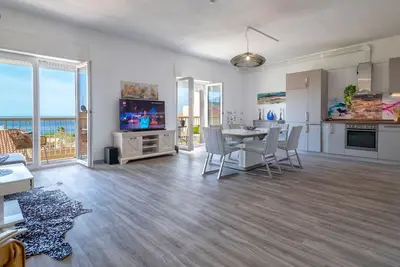 Image de Appartement Tudor dans le centre, avec vue sur la mer, terrasse, Wifi et A/C