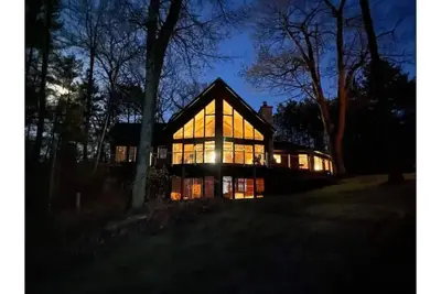 Image de The House on Round - Book for Fall Colors Now! Kayaks Included!