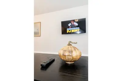 Image de New spacious 3bedroom with free parking Wi-Fi office space &patio view in Duluth