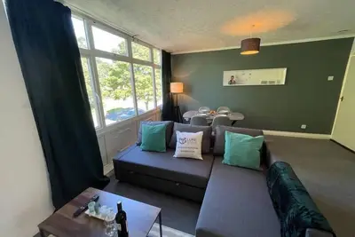 Cosy 2 Bed Apt- Wifi- Yard- Nr Park-Nr Stadium