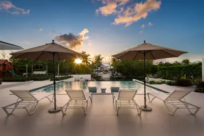 Image de Luxury Villa - 4 Bedroom Waterfront Property